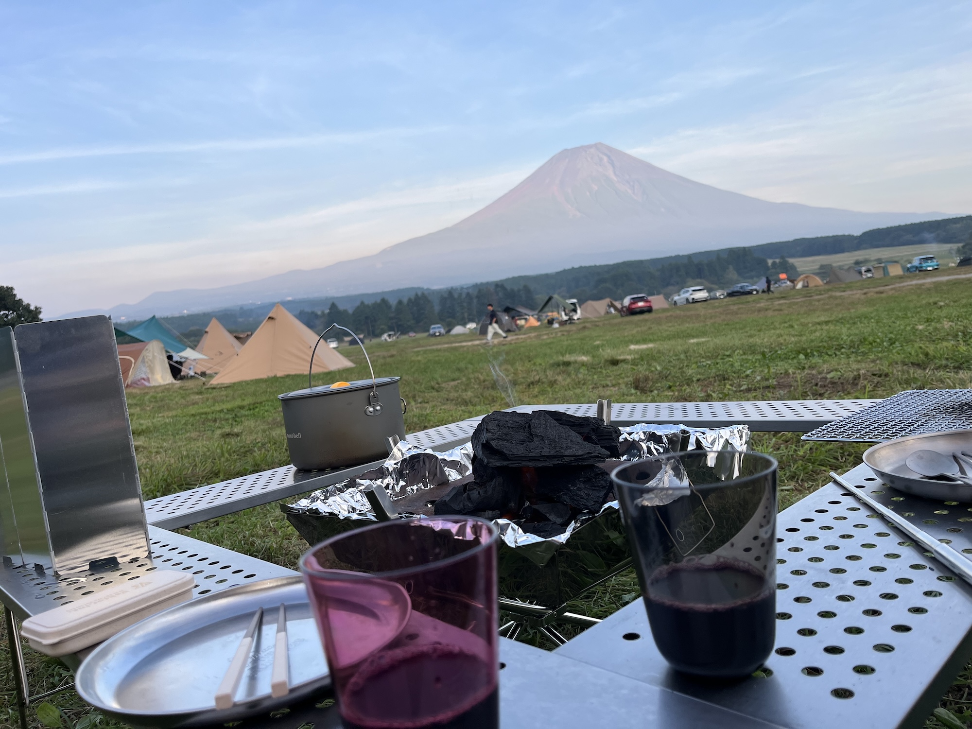 富士山を見ながらご飯の準備をする写真