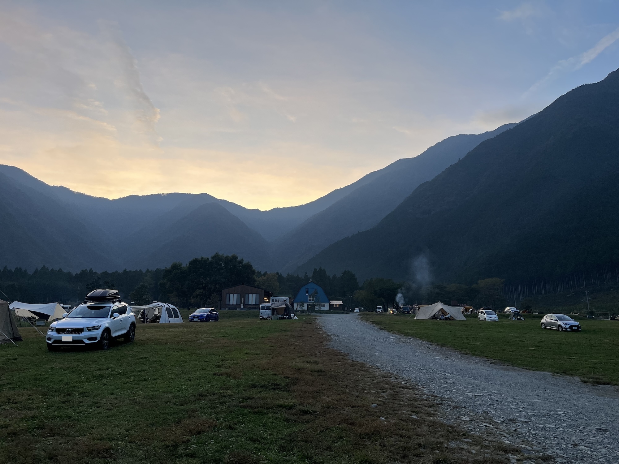 ふもとっぱらの山々から差し込む夕方の光の写真