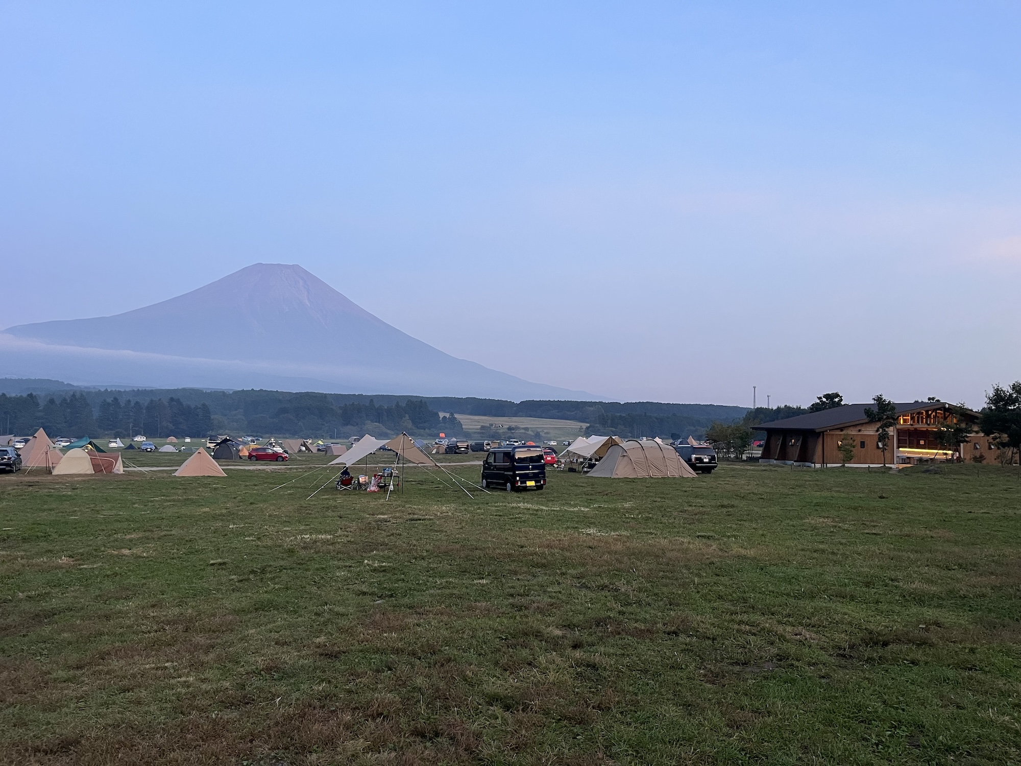 富士山を前にタープを張った写真