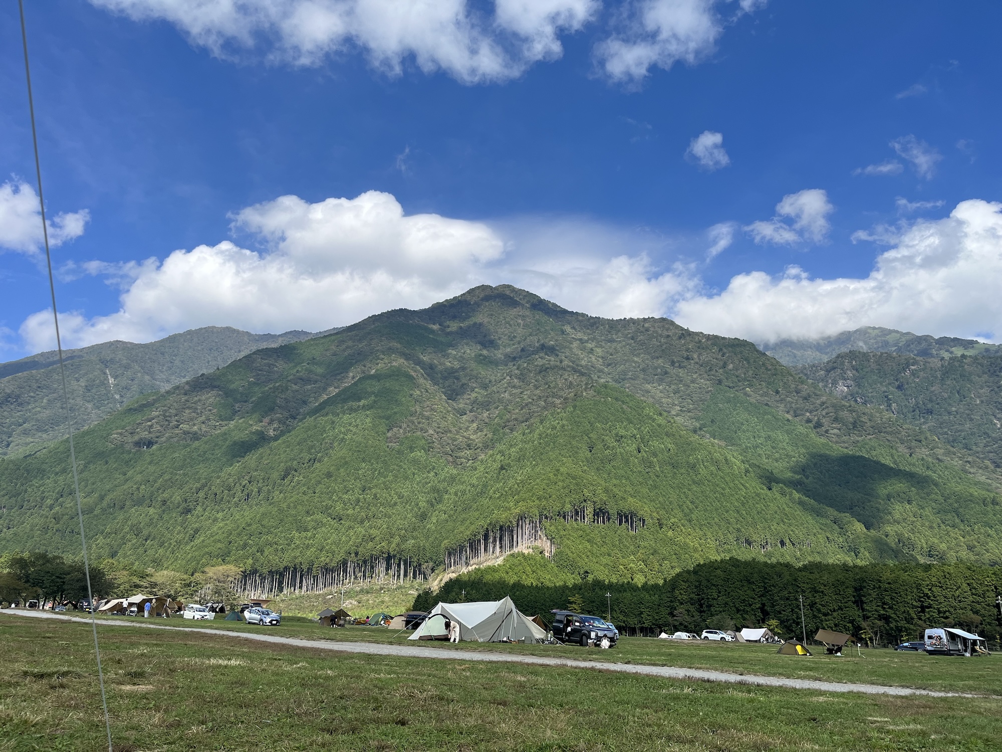 ふもとっぱらの富士山とは反対の山々の写真