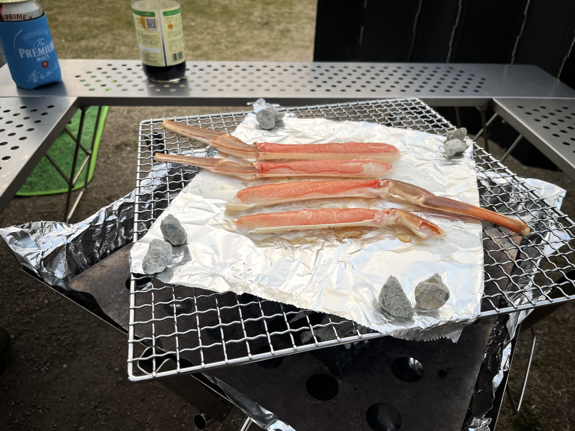 写真：カニを焼いている様子